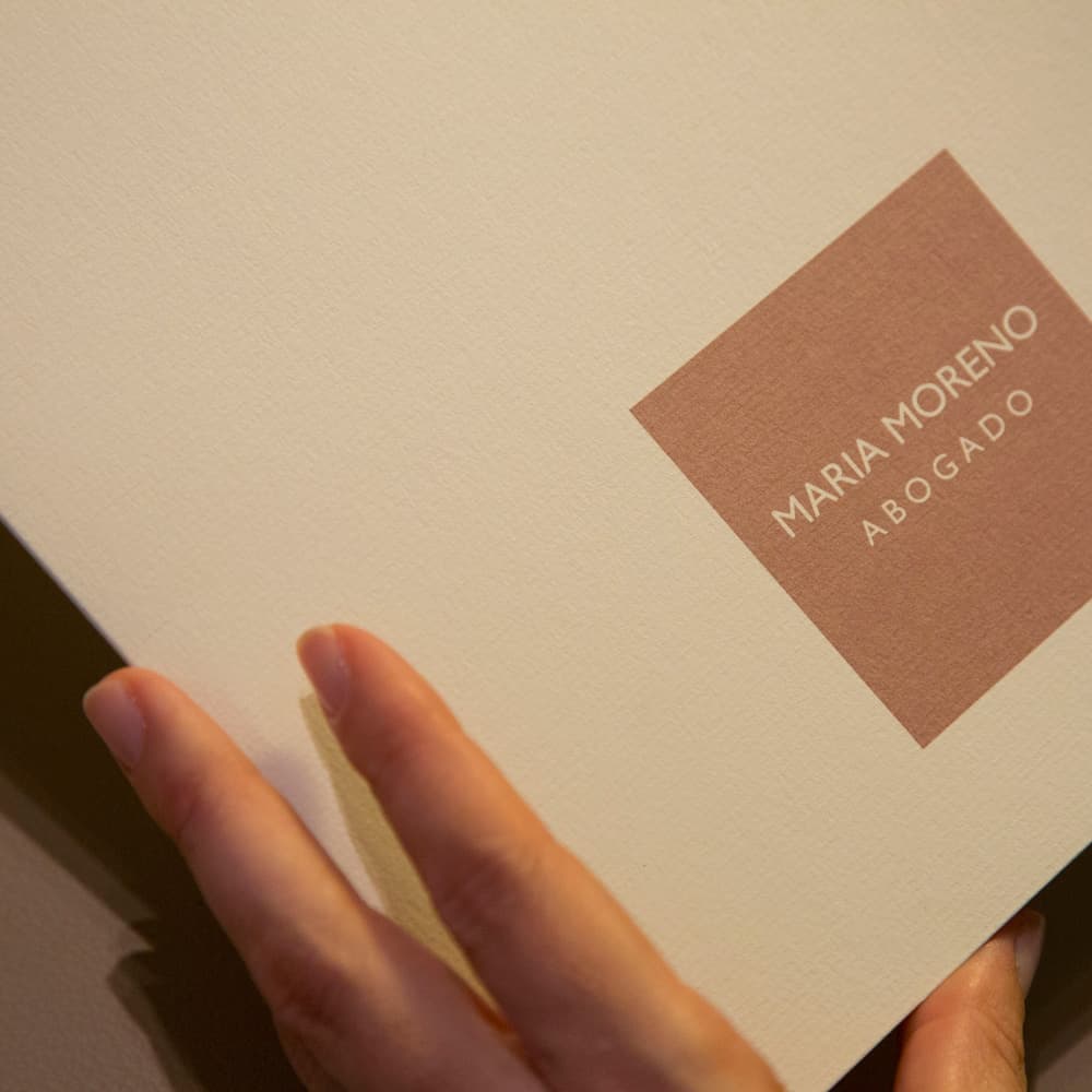 Carpeta corporativa con el logotipo de María Moreno Abogados – Salamanca